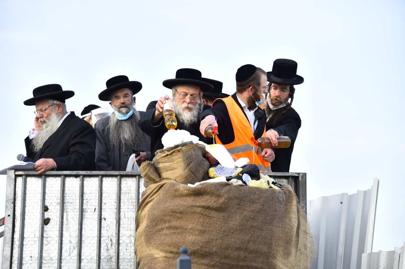 ההדלקה של האדמו"ר מבאיאן במירון • צפו