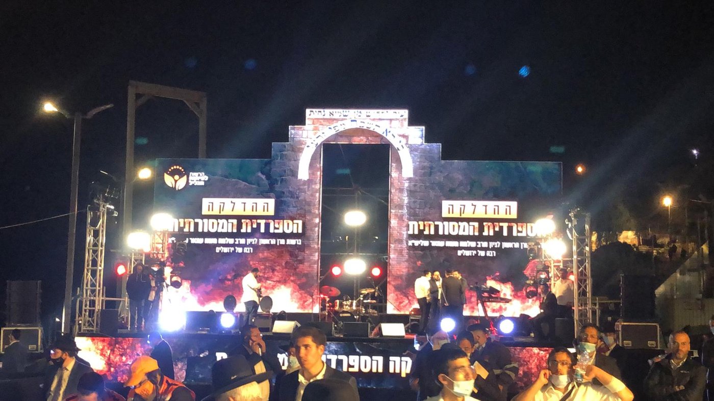 הזמר קובי פרץ עלה למירון להשתתף בהדלקה