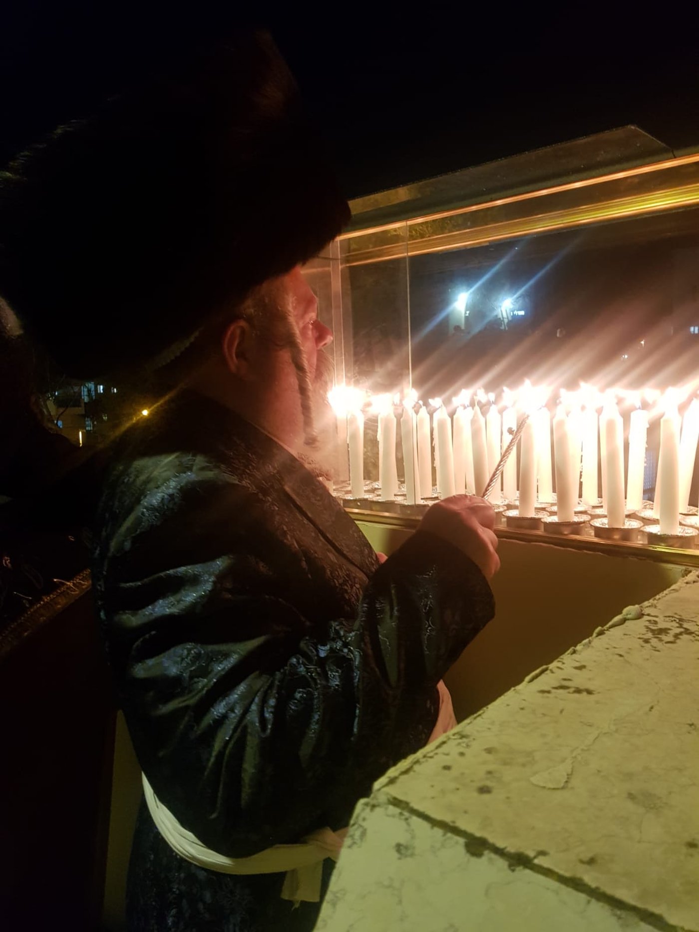 צפו: הרבי מפרמישלאן ערך הדלקה וחלאקה