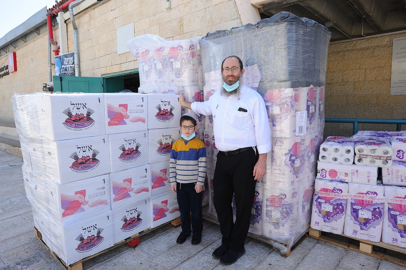 החב"דניקים שמחלקים מזון בימי הקורונה