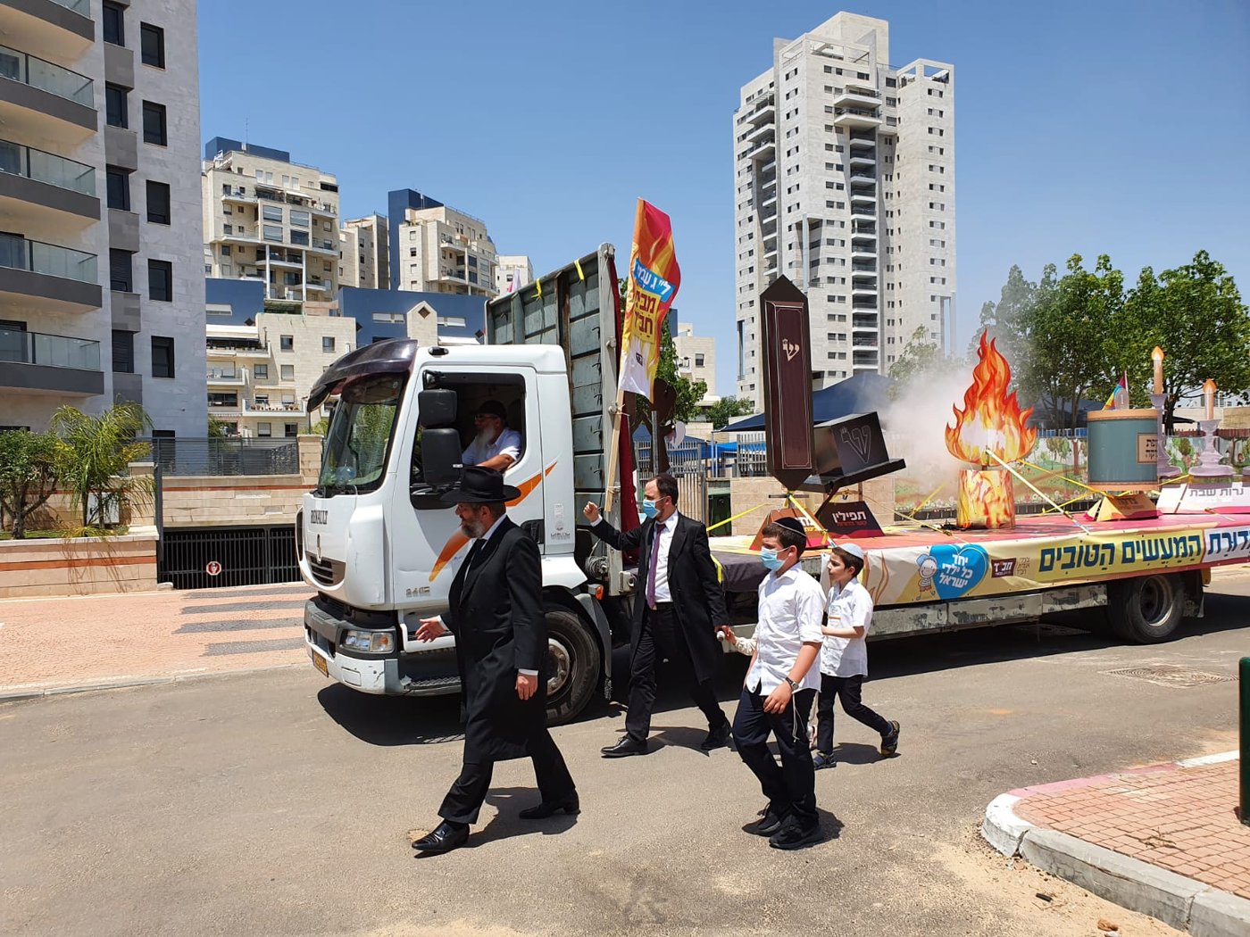 מאות אלפים נחשפו לתהלוכות המתגלגלות של חב"ד. צפו