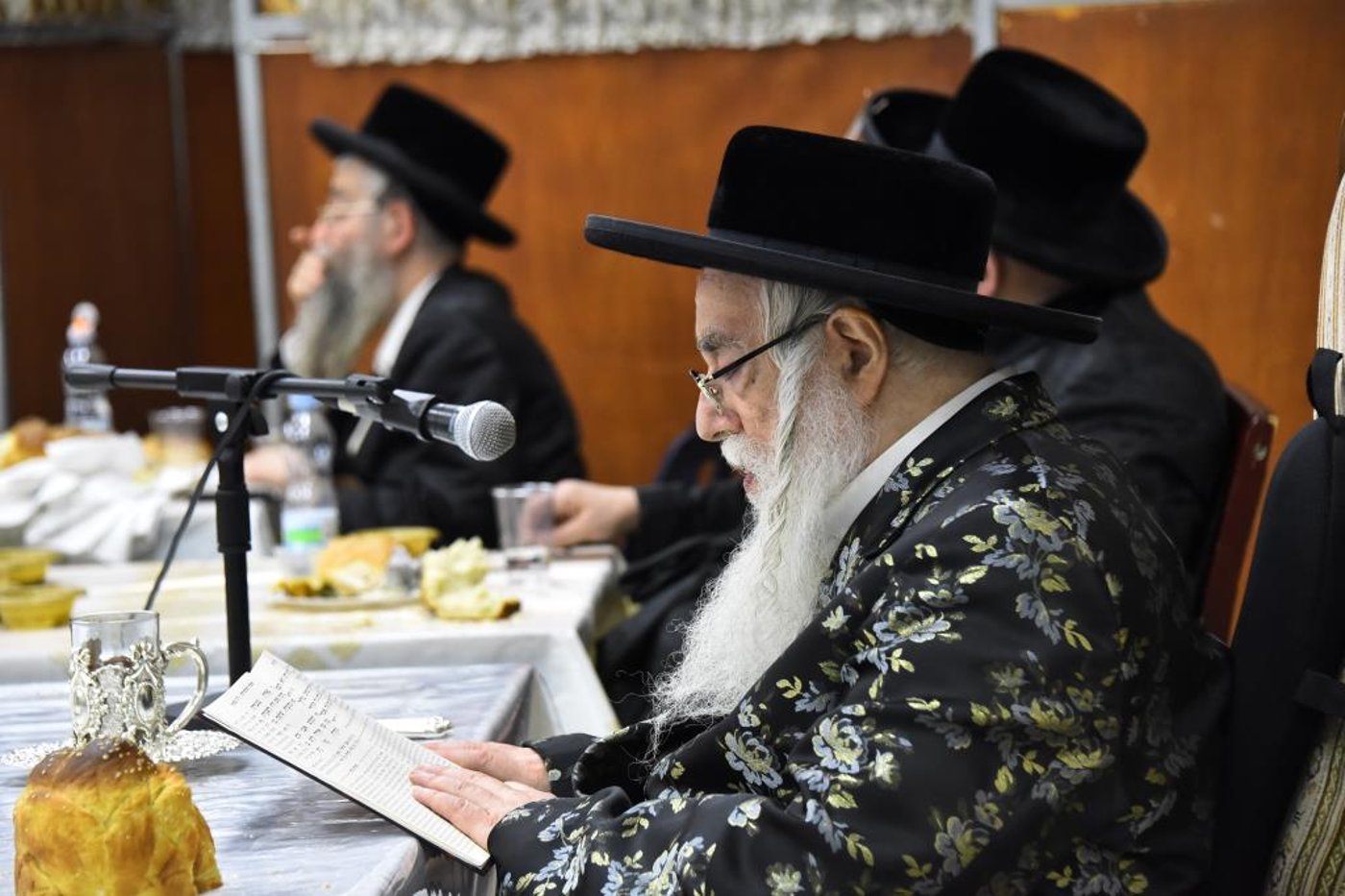 בצאנז חגגו אירוסין לנכדת הרבי בשילוב 'טיש' ל"ג בעומר