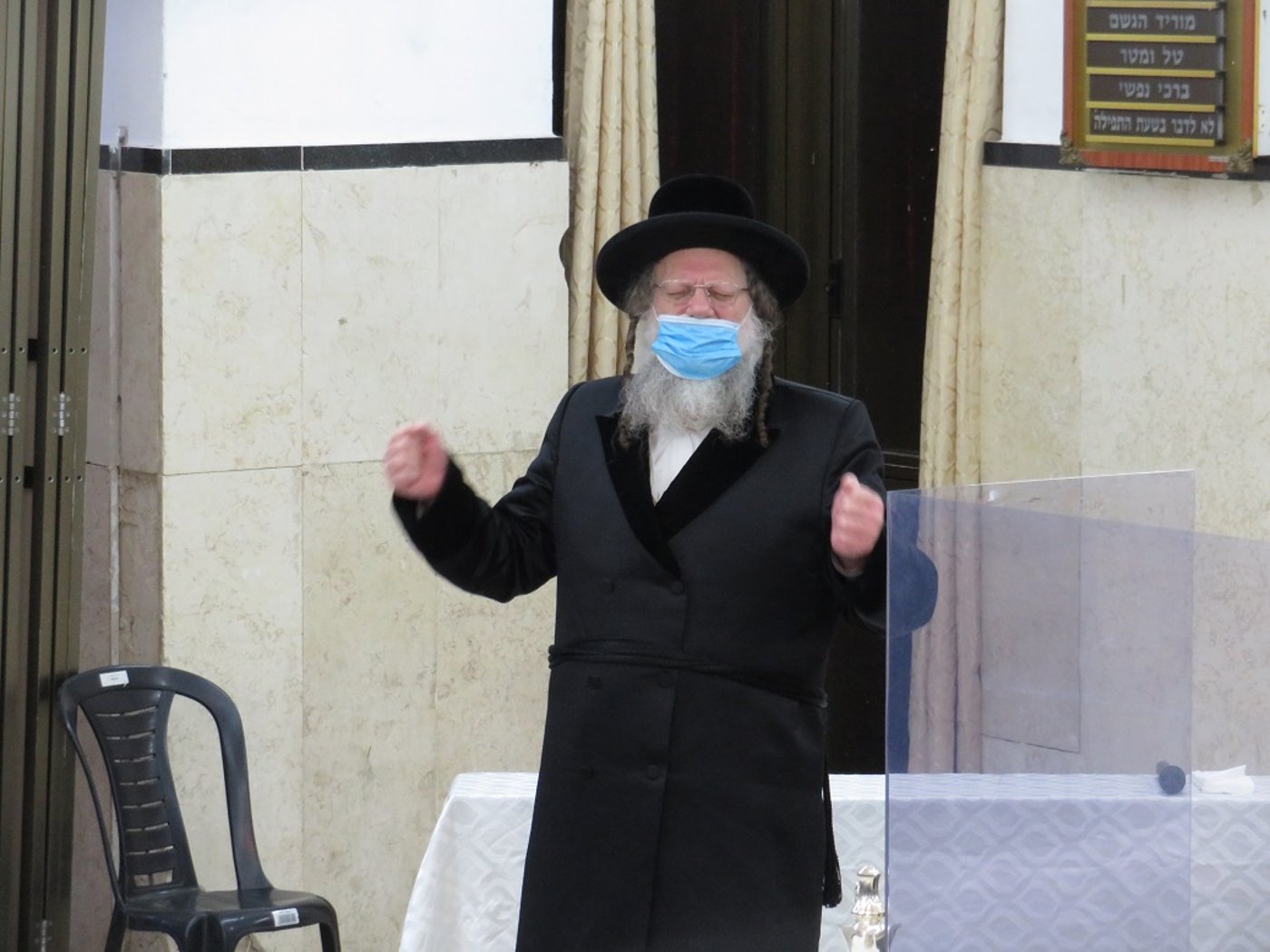 עם מסיכה ומאחורי מחיצה: הרבי ממודז'יץ ערך 'טיש' מצומצם