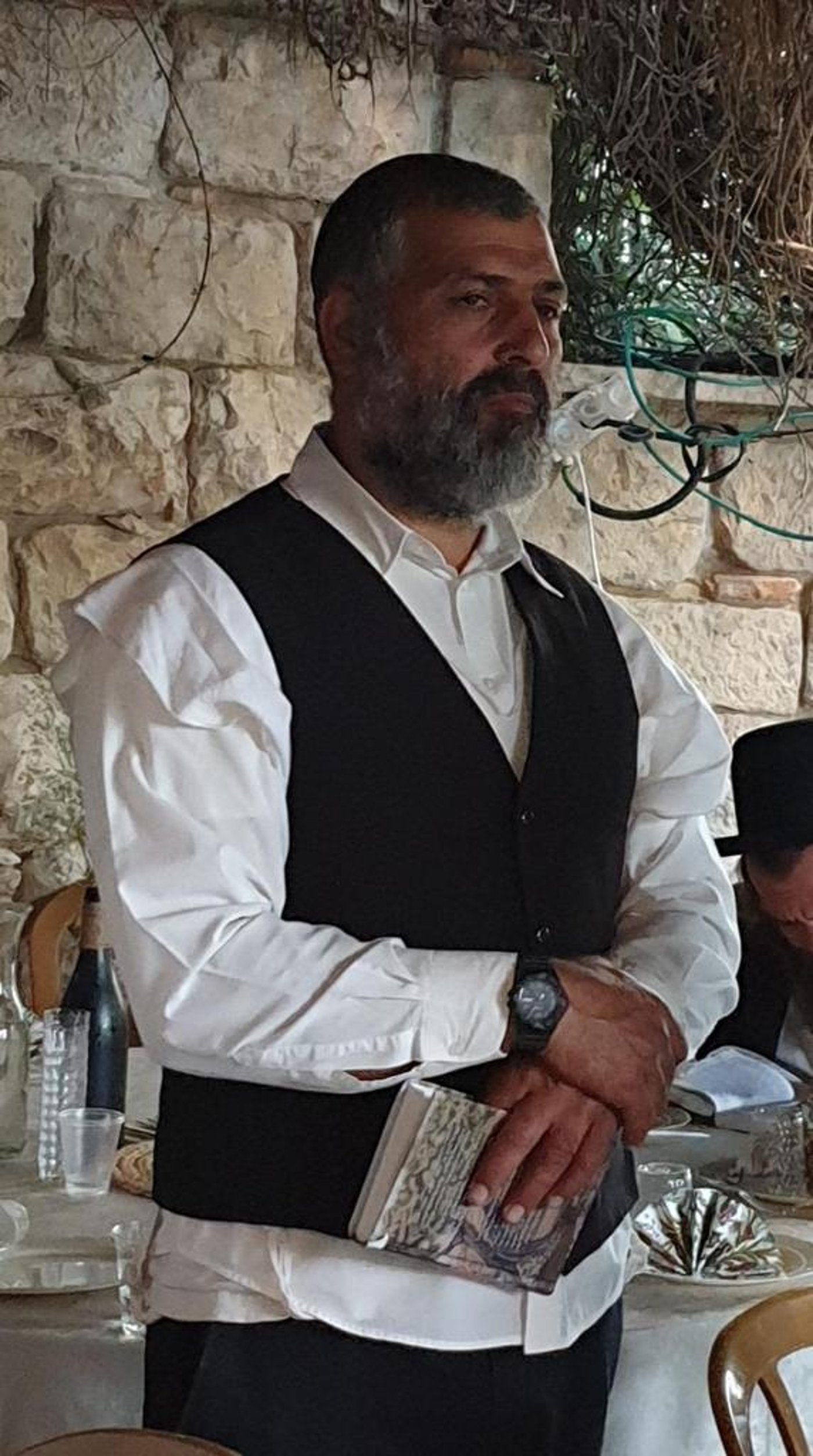 כשה'מזרחן' אירח בביתו טקס חתונה • צפו