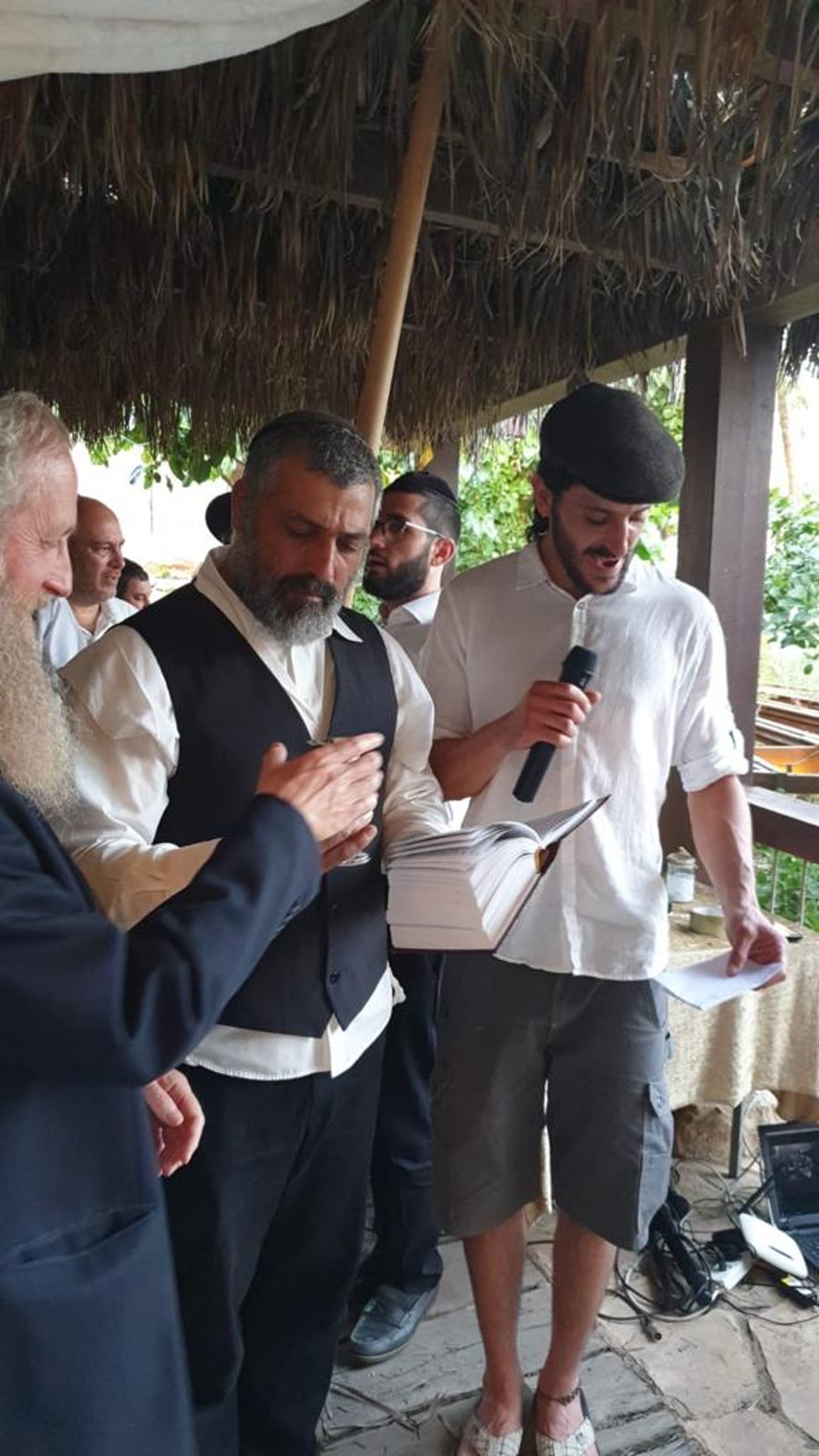 כשה'מזרחן' אירח בביתו טקס חתונה • צפו