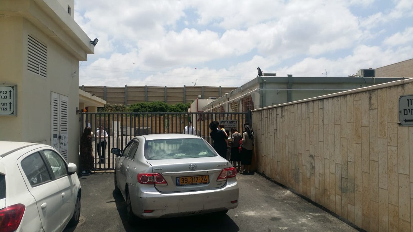 תיעוד: כך הורים מבקרים את בניהם בישיבת "אור ישראל"