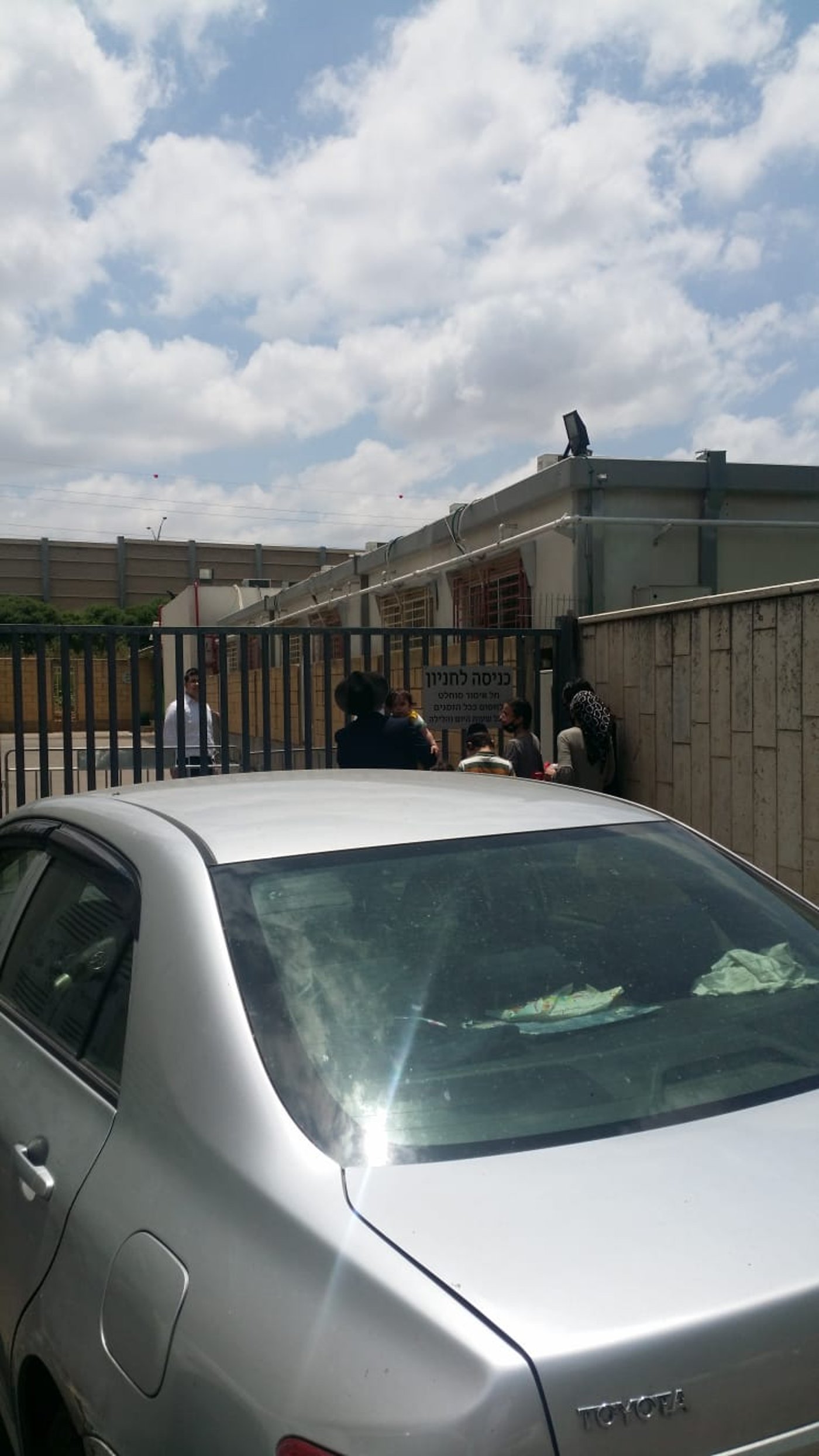 תיעוד: כך הורים מבקרים את בניהם בישיבת "אור ישראל"