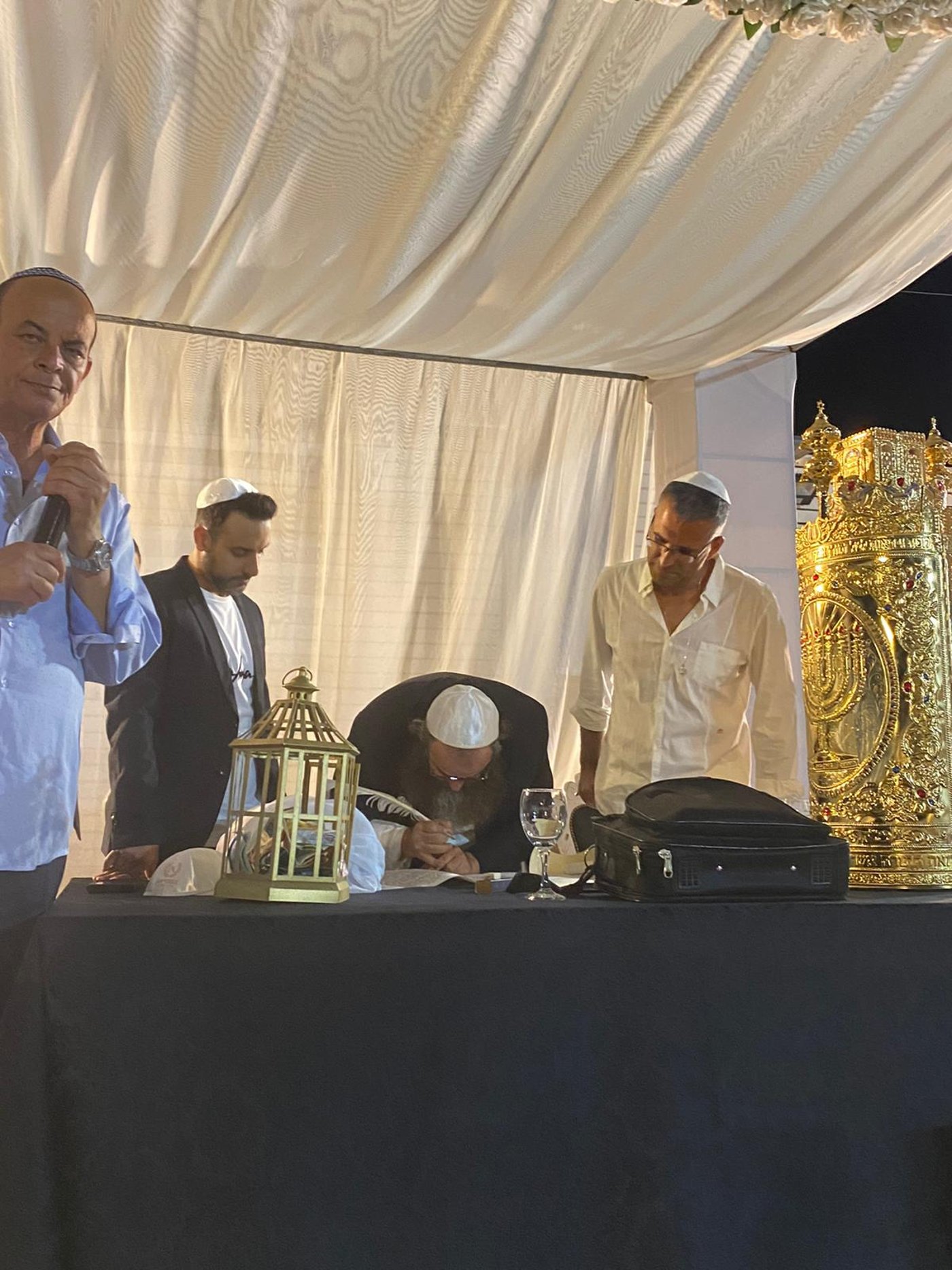ערב חג השבועות: הזמר דודו אהרן הכניס ספר תורה