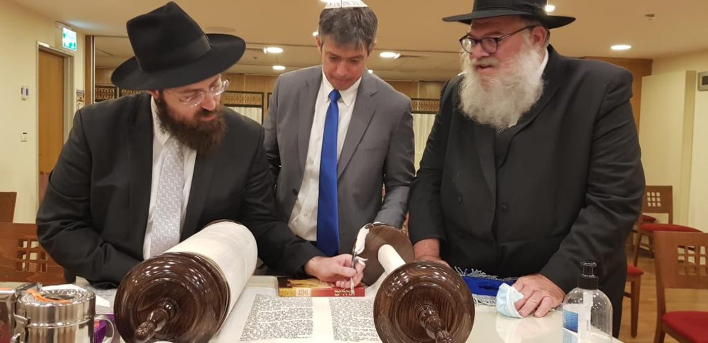 אחדות: שרים וח"כים כתבו אות בספר התורה