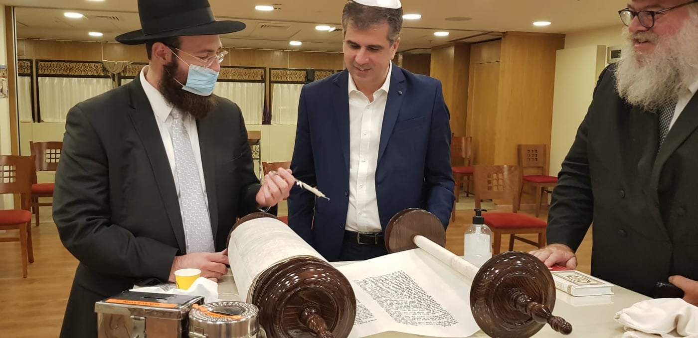 אחדות: שרים וח"כים כתבו אות בספר התורה