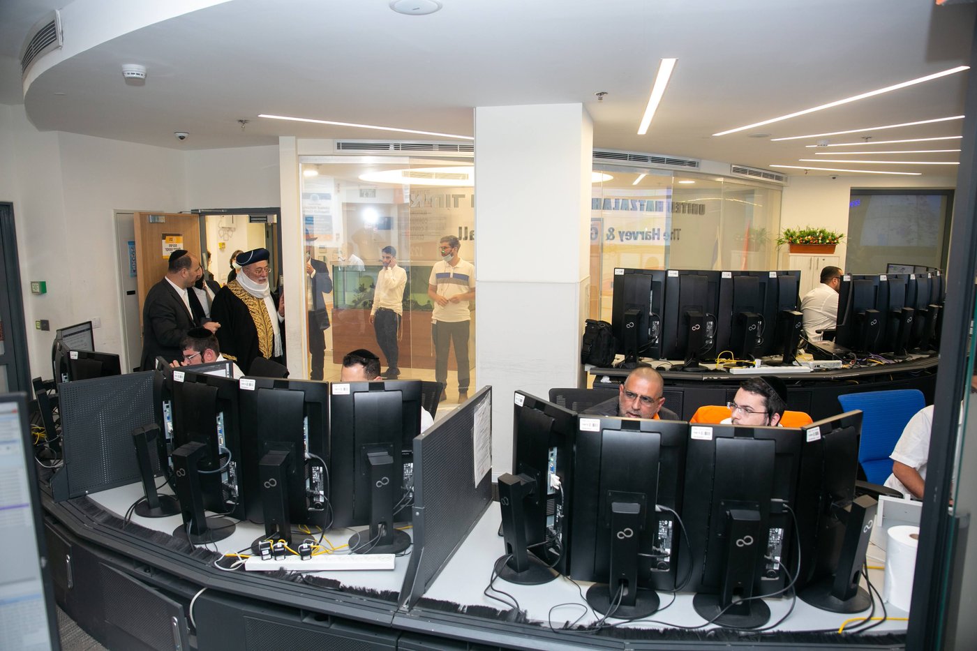 רבה של י-ם הראש״ל הגרש״מ עמאר במרכז השליטה של איחוד הצלה