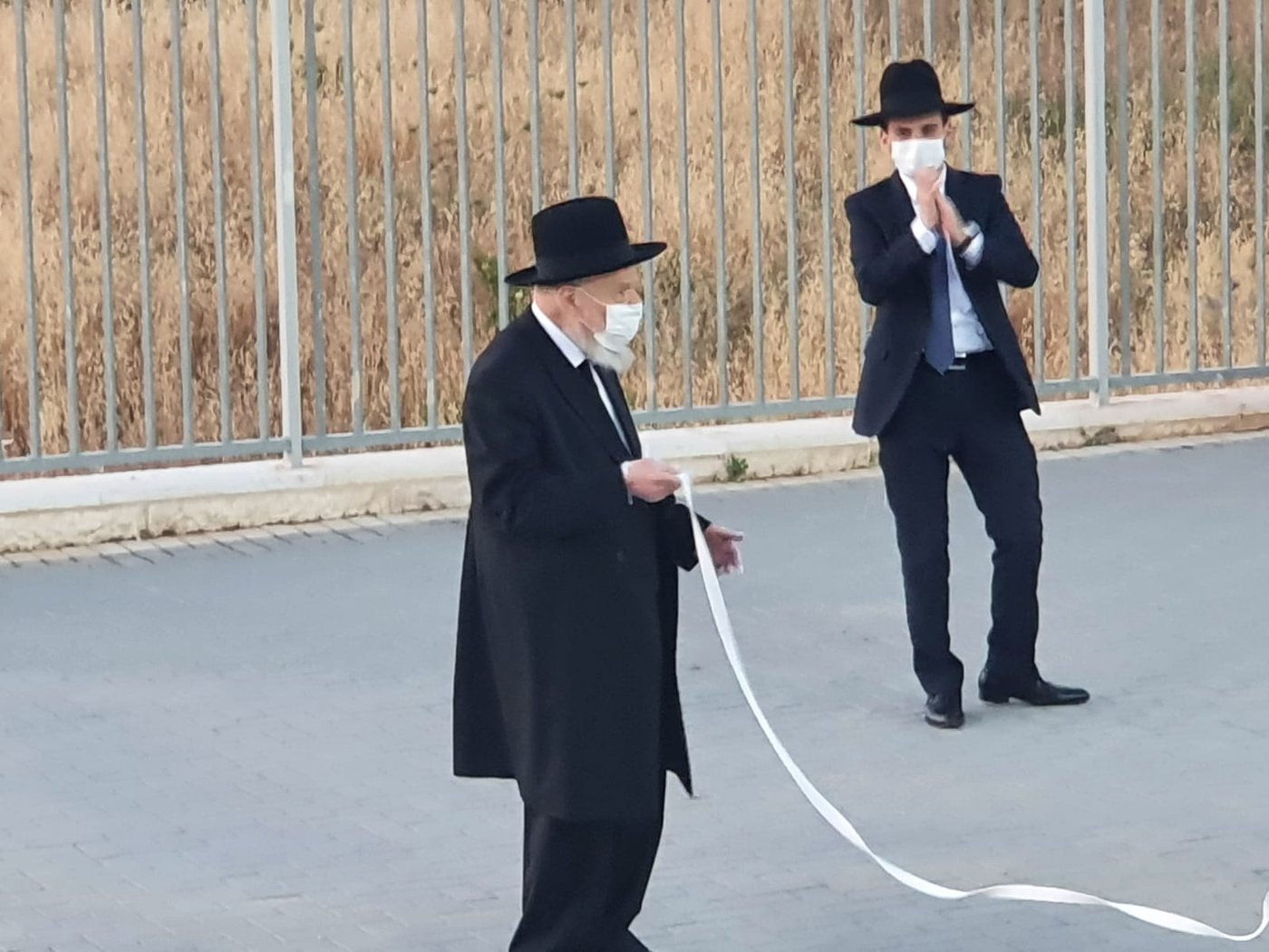 עם מסיכה ו'גארטל': חבר 'המועצת' הליטאית רקד עם נכדו