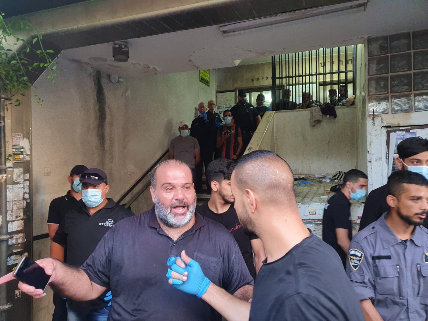 שבת של מהומות בסאטמר: המאבטחים והאלימות
