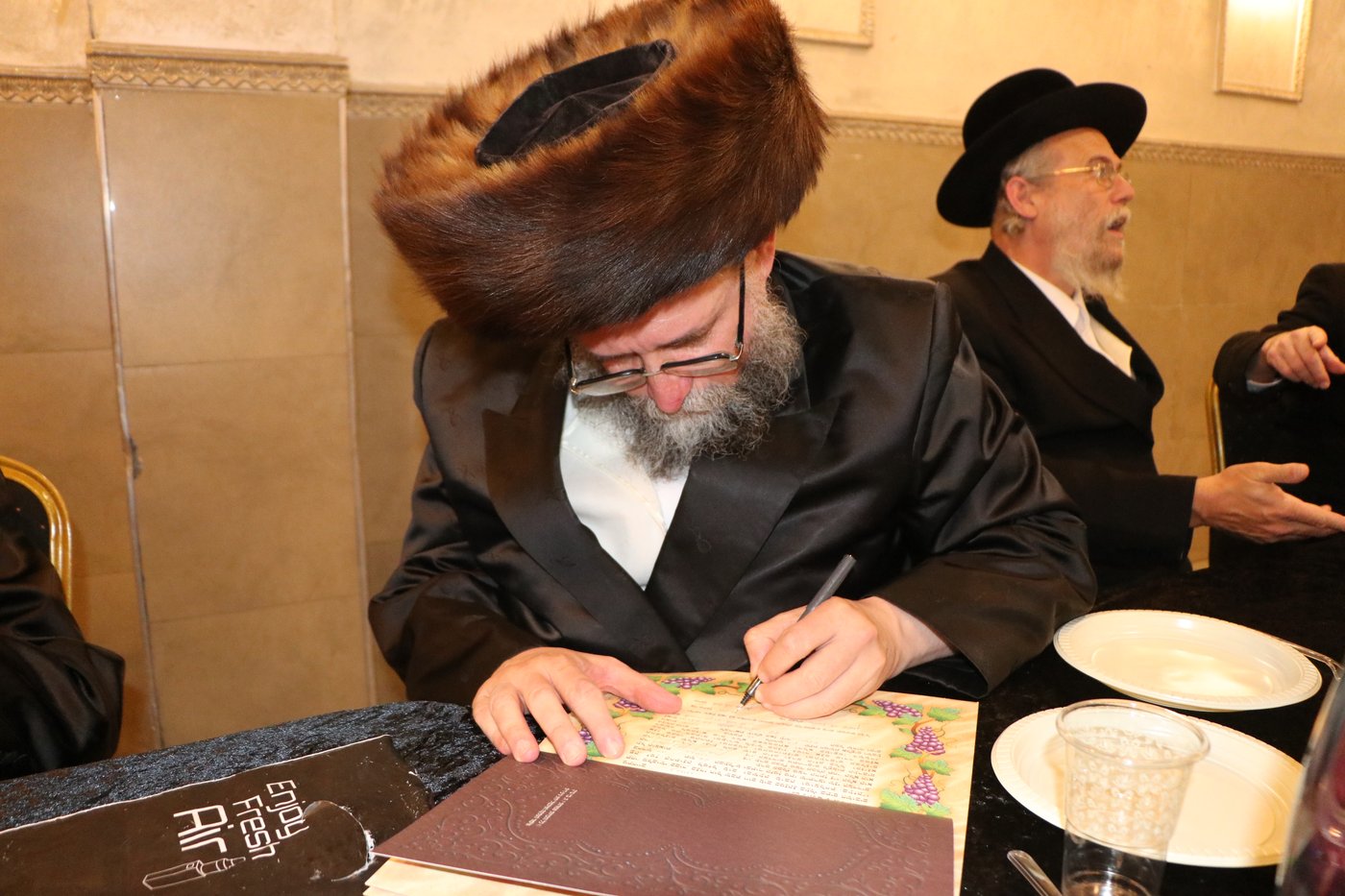 באירוסי בת רה"י: איחלו 'מזל טוב' עם גארטל