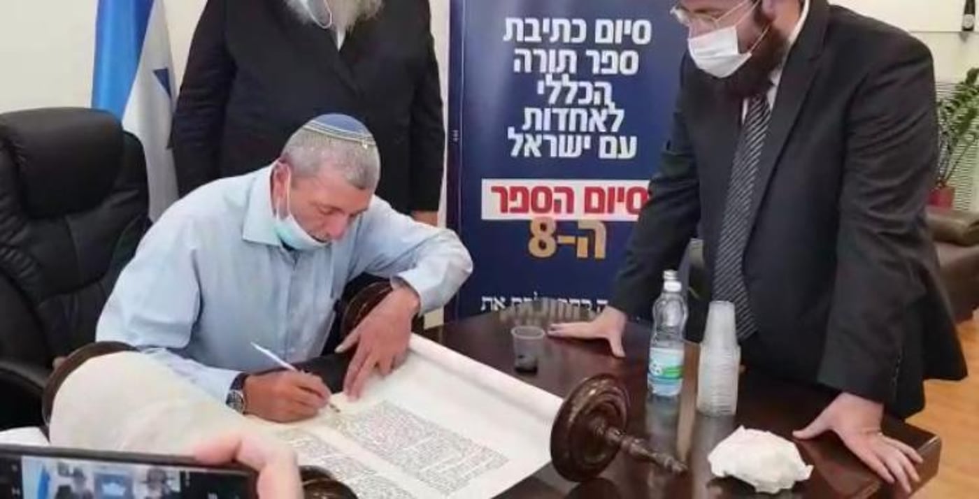 ירושלים: הרב, השר וראש העיר כתבו אותיות בספר התורה