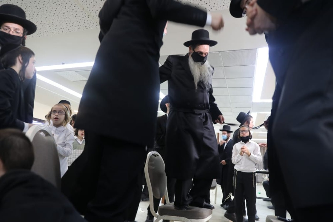 בהקפדה יתירה: צפו בחתונה של ה'חזונאישניקים'