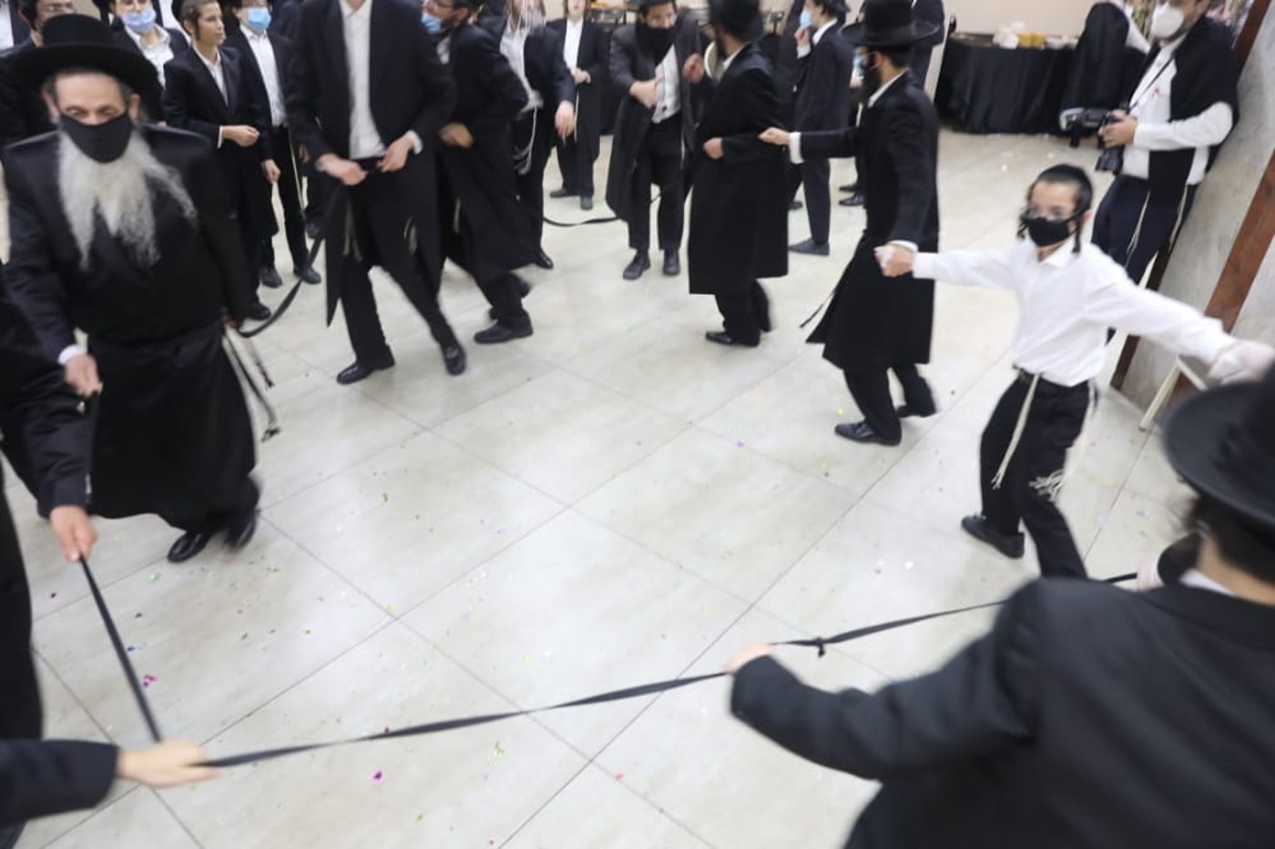 בהקפדה יתירה: צפו בחתונה של ה'חזונאישניקים'