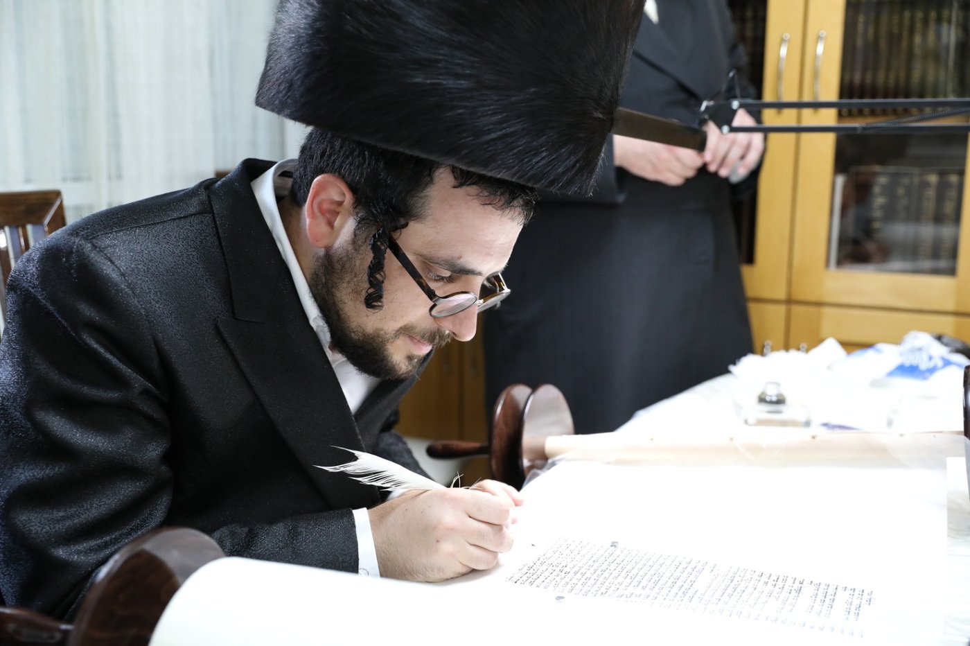 במסיכות וחישוקים: כך ערכו הכנסת ספר תורה בקרלין