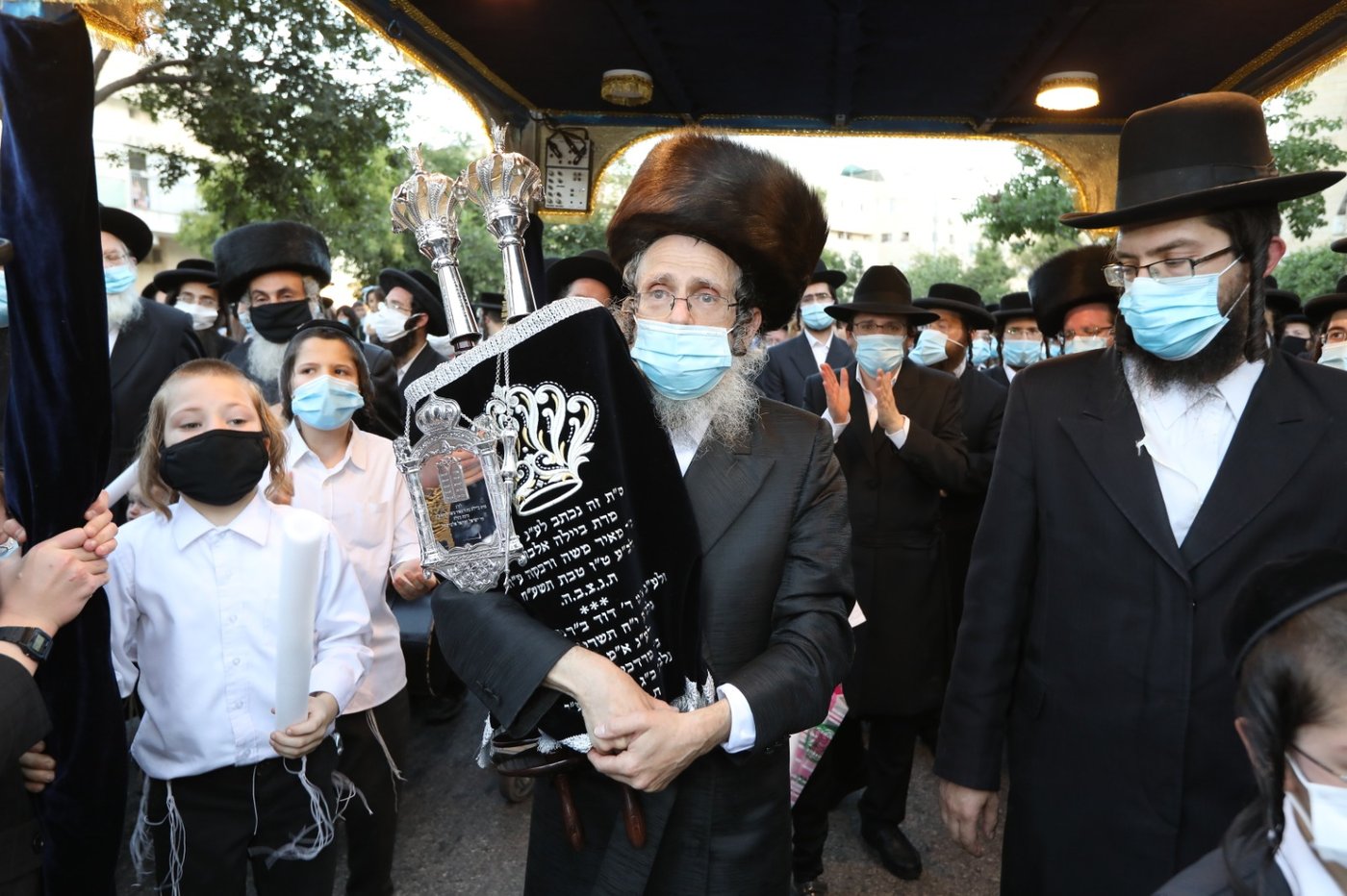 במסיכות וחישוקים: כך ערכו הכנסת ספר תורה בקרלין