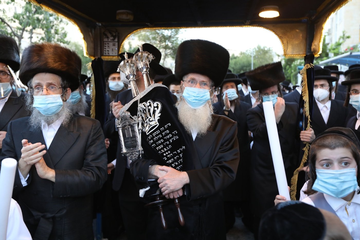 במסיכות וחישוקים: כך ערכו הכנסת ספר תורה בקרלין