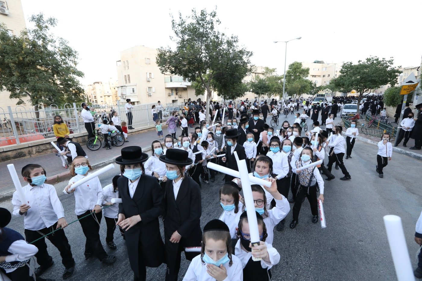 במסיכות וחישוקים: כך ערכו הכנסת ספר תורה בקרלין