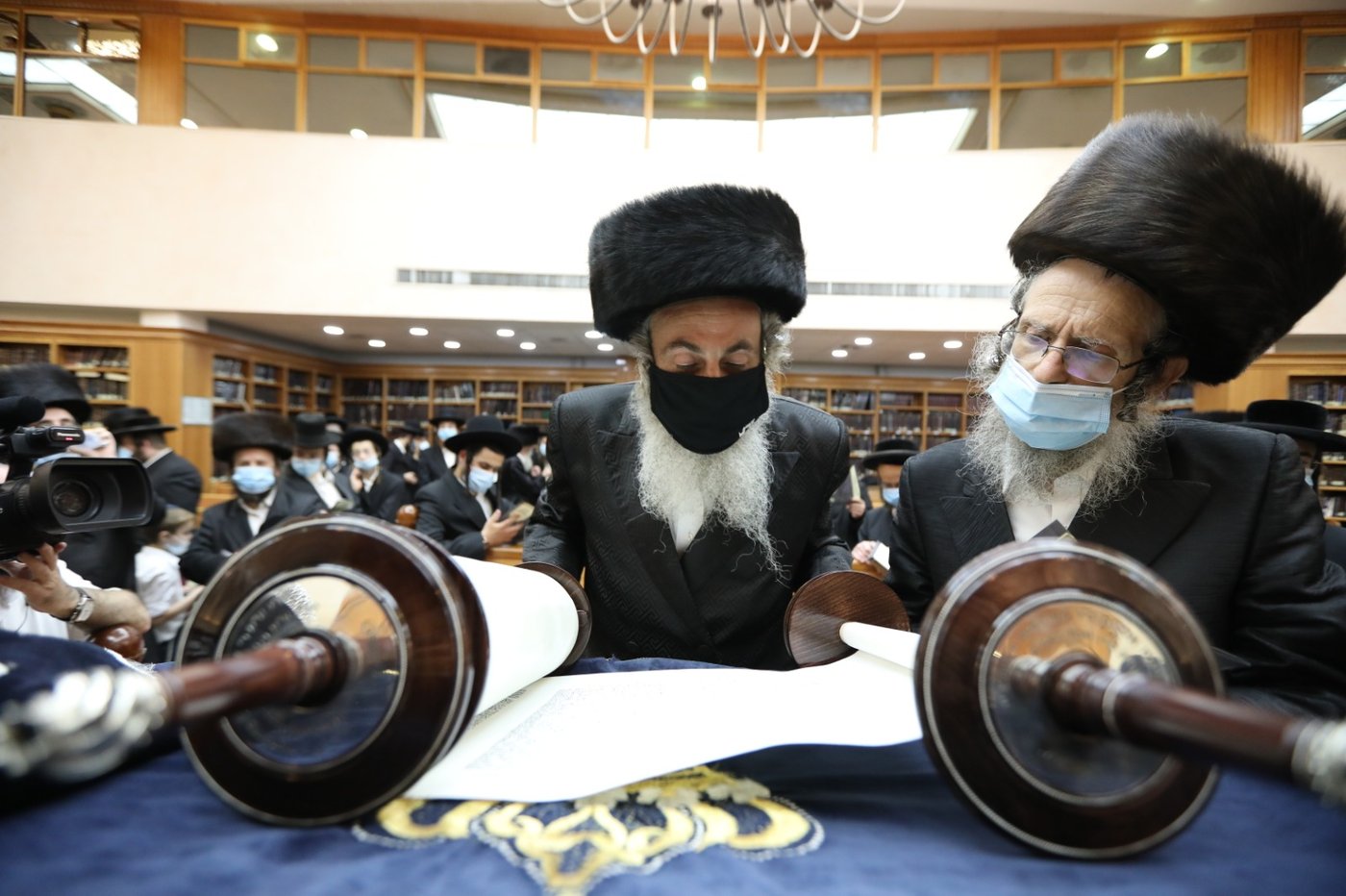 במסיכות וחישוקים: כך ערכו הכנסת ספר תורה בקרלין