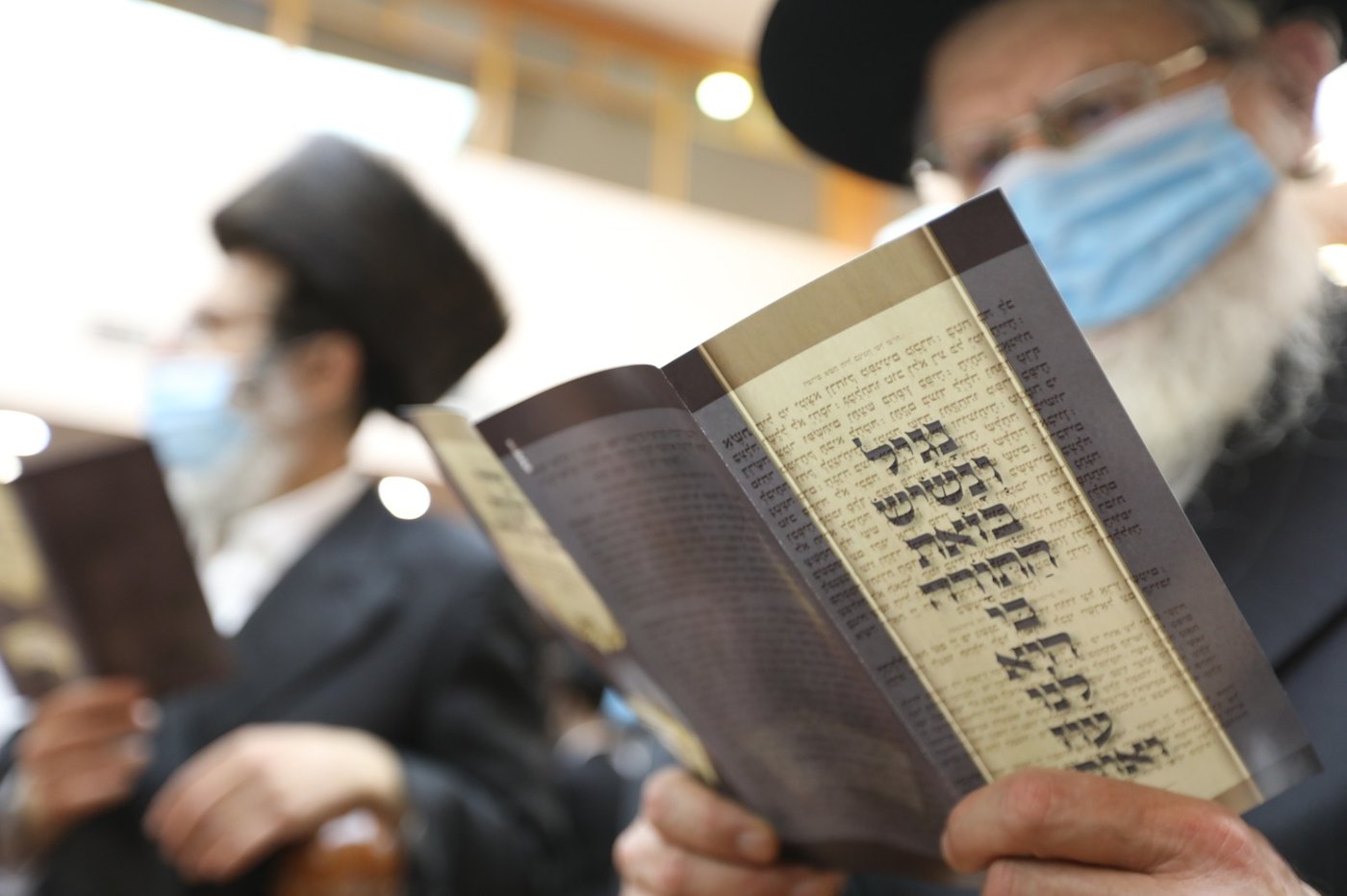 במסיכות וחישוקים: כך ערכו הכנסת ספר תורה בקרלין