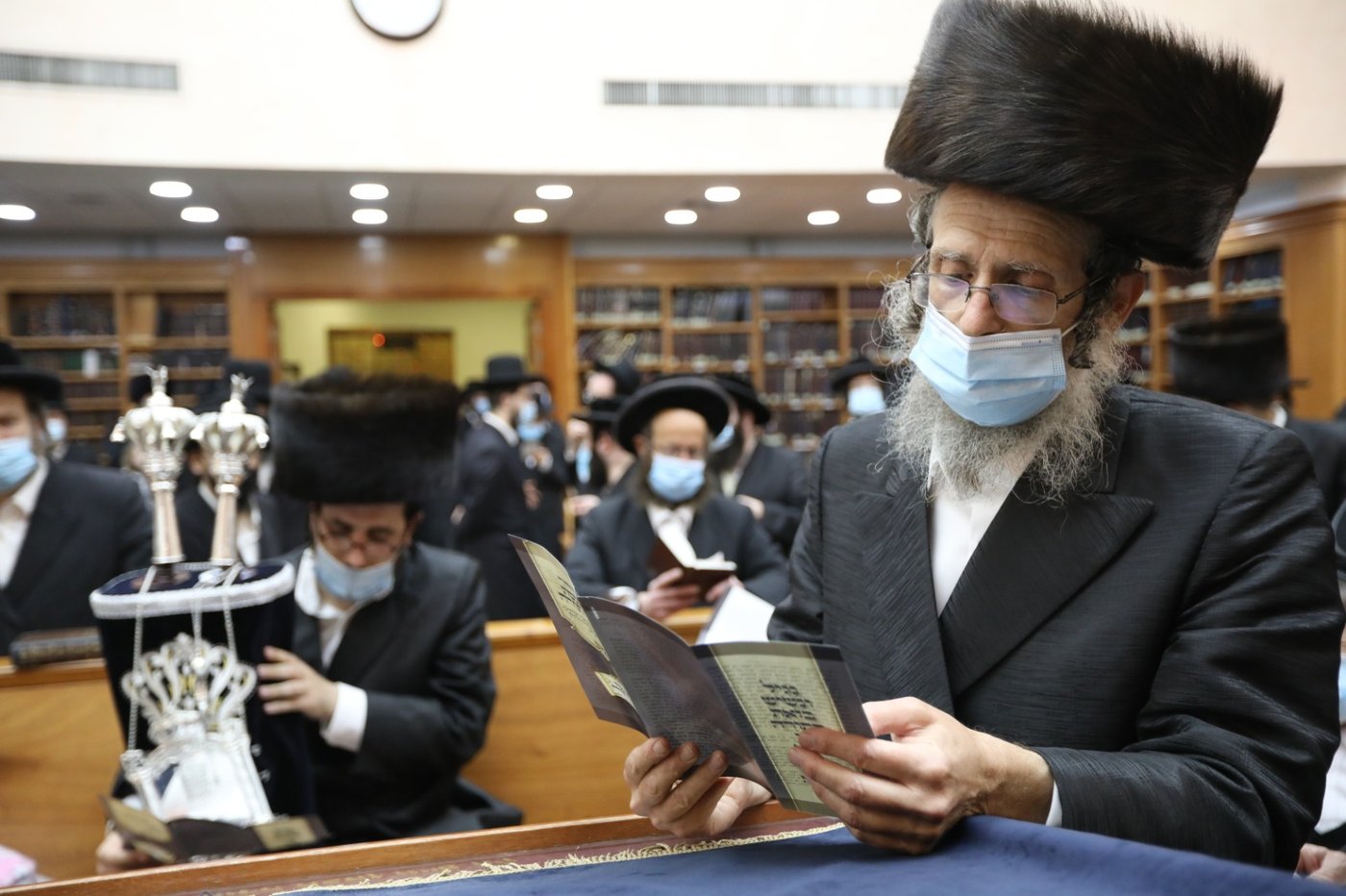 במסיכות וחישוקים: כך ערכו הכנסת ספר תורה בקרלין