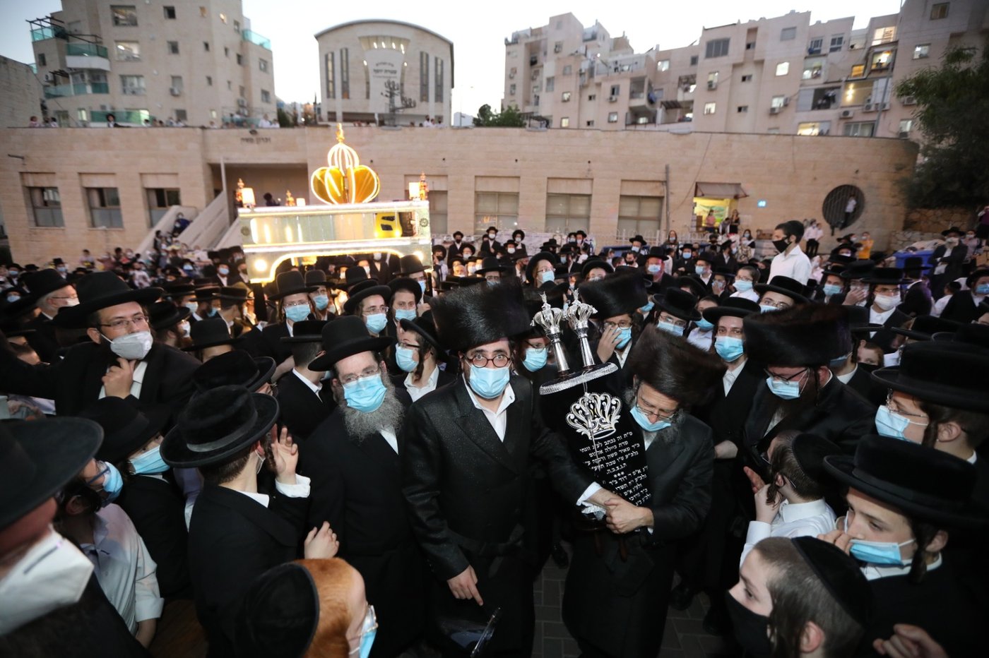 במסיכות וחישוקים: כך ערכו הכנסת ספר תורה בקרלין