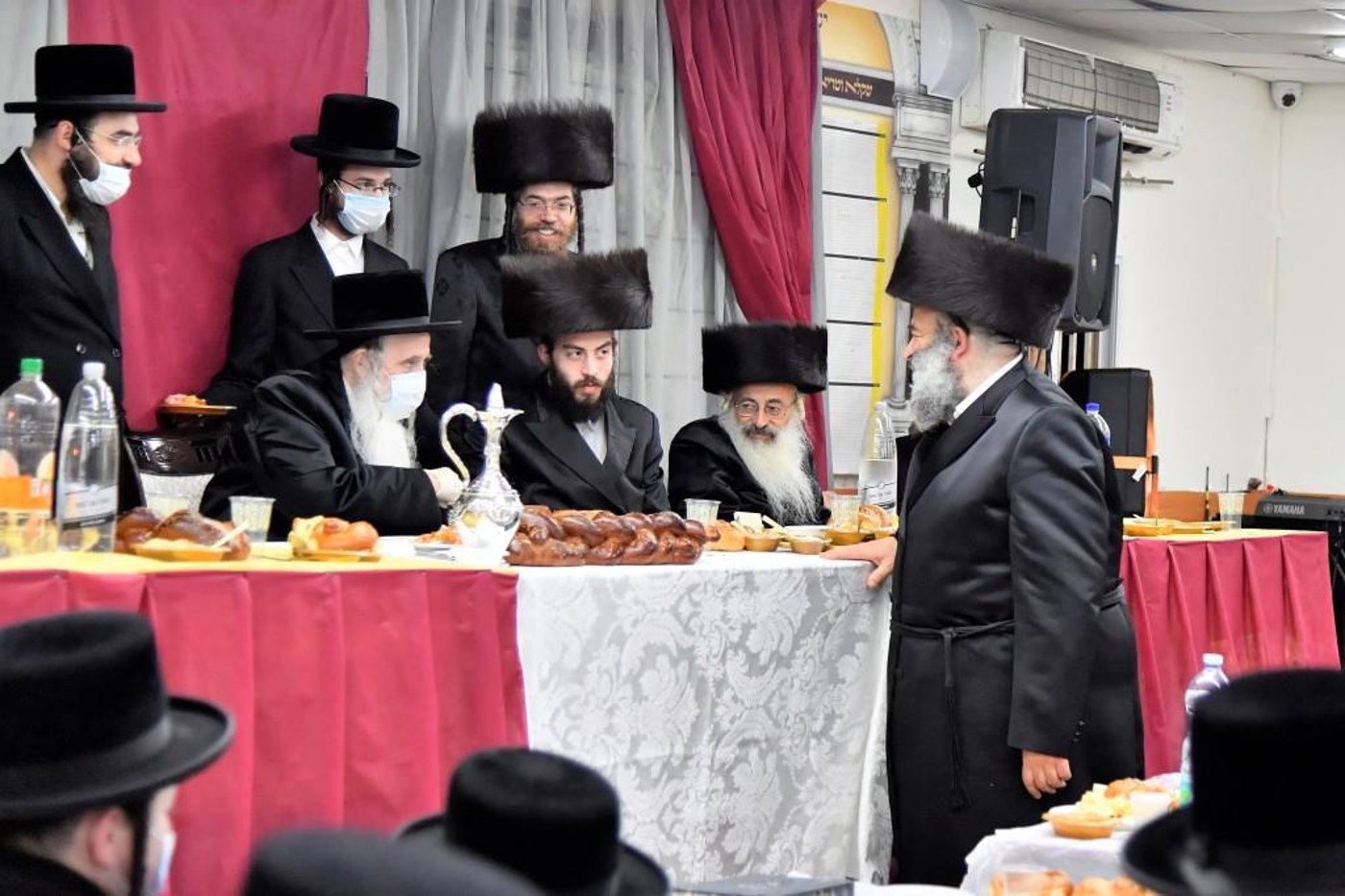 האדמו"ר מבעלזא מכנובקא רקד עם המסכה