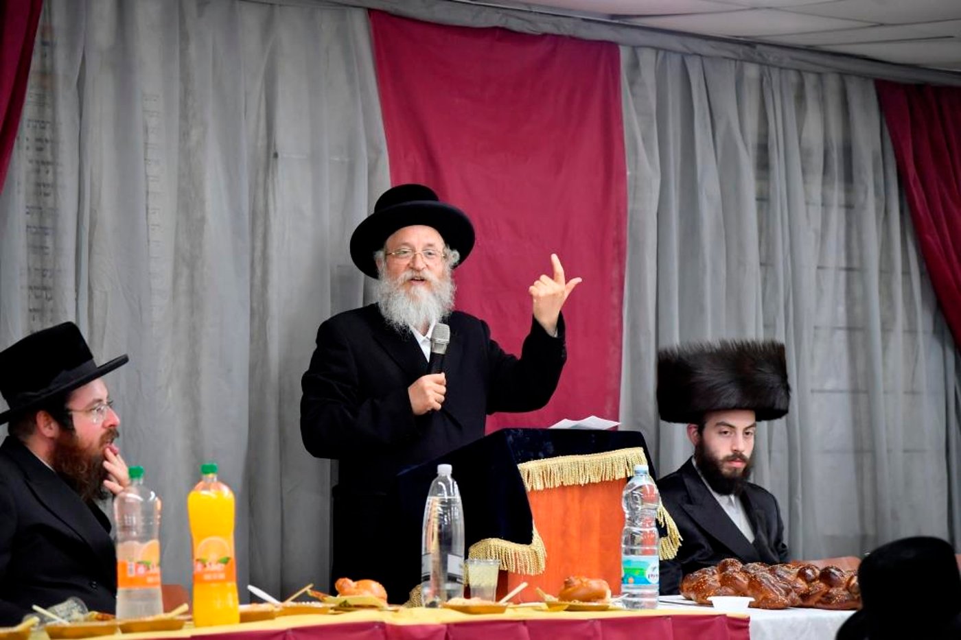 האדמו"ר מבעלזא מכנובקא רקד עם המסכה