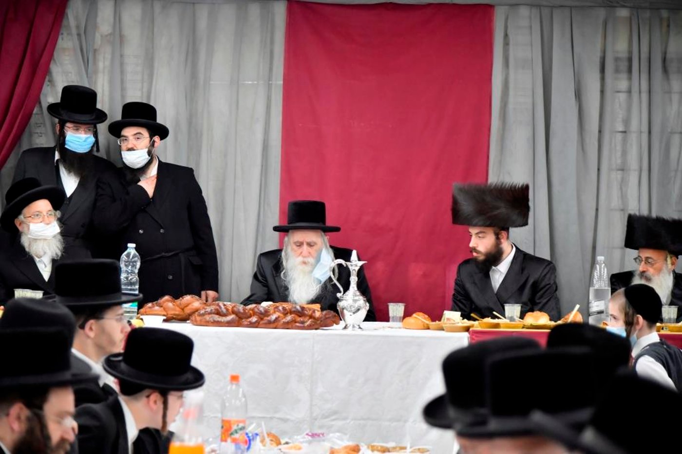 האדמו"ר מבעלזא מכנובקא רקד עם המסכה