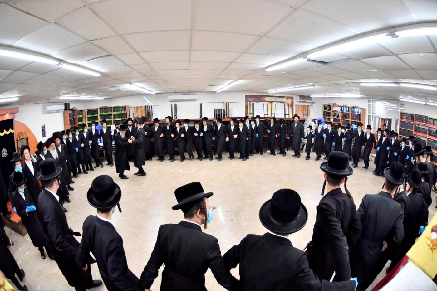 האדמו"ר מבעלזא מכנובקא רקד עם המסכה