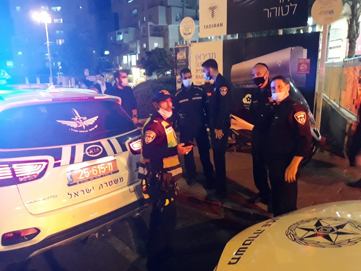 שוטרים ארבו לילדים עם מסכות ופינקו בארטיק
