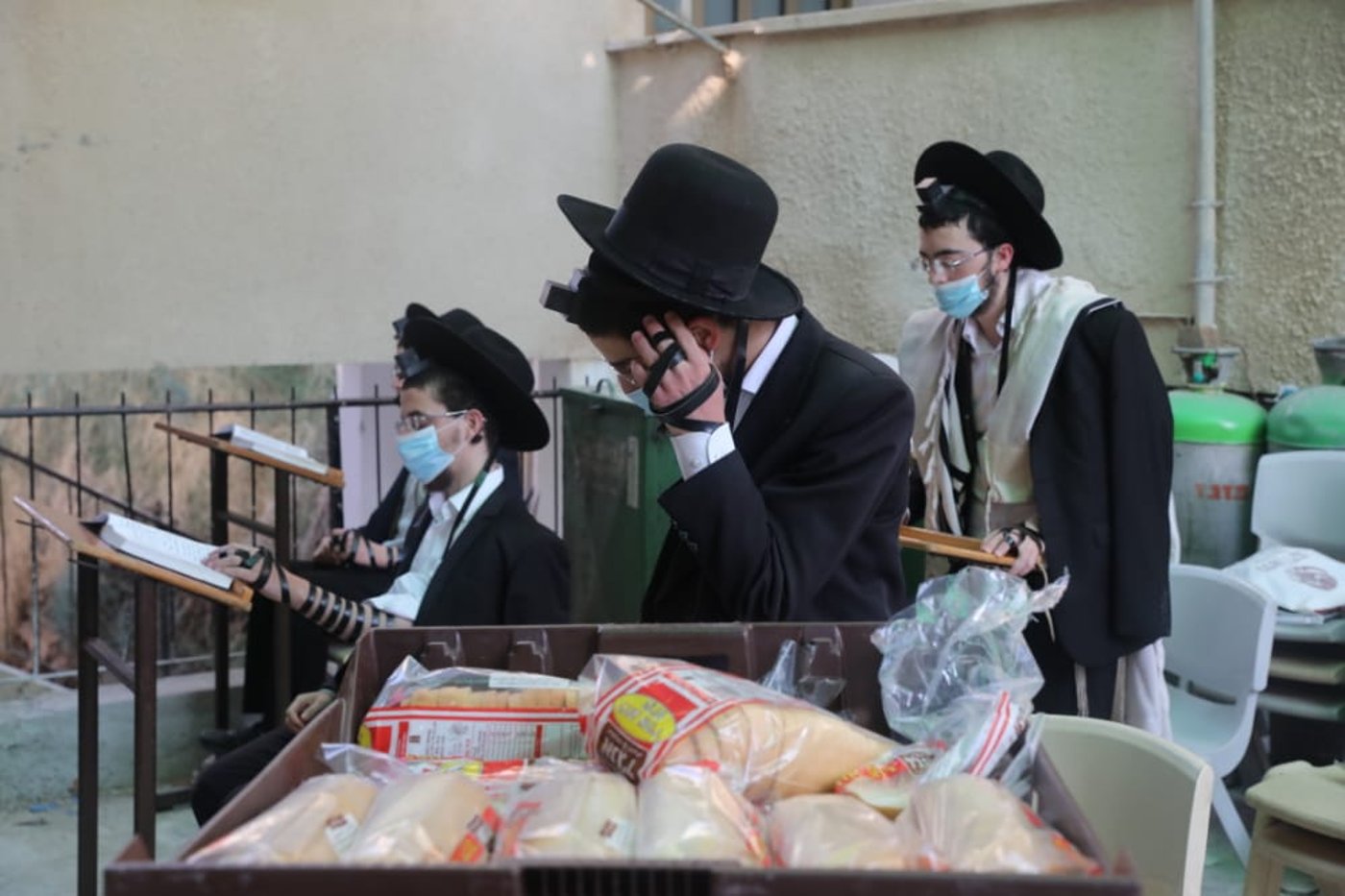דרך החלון: המניין הייחודי של הגאון רבי דב לנדו • צפו