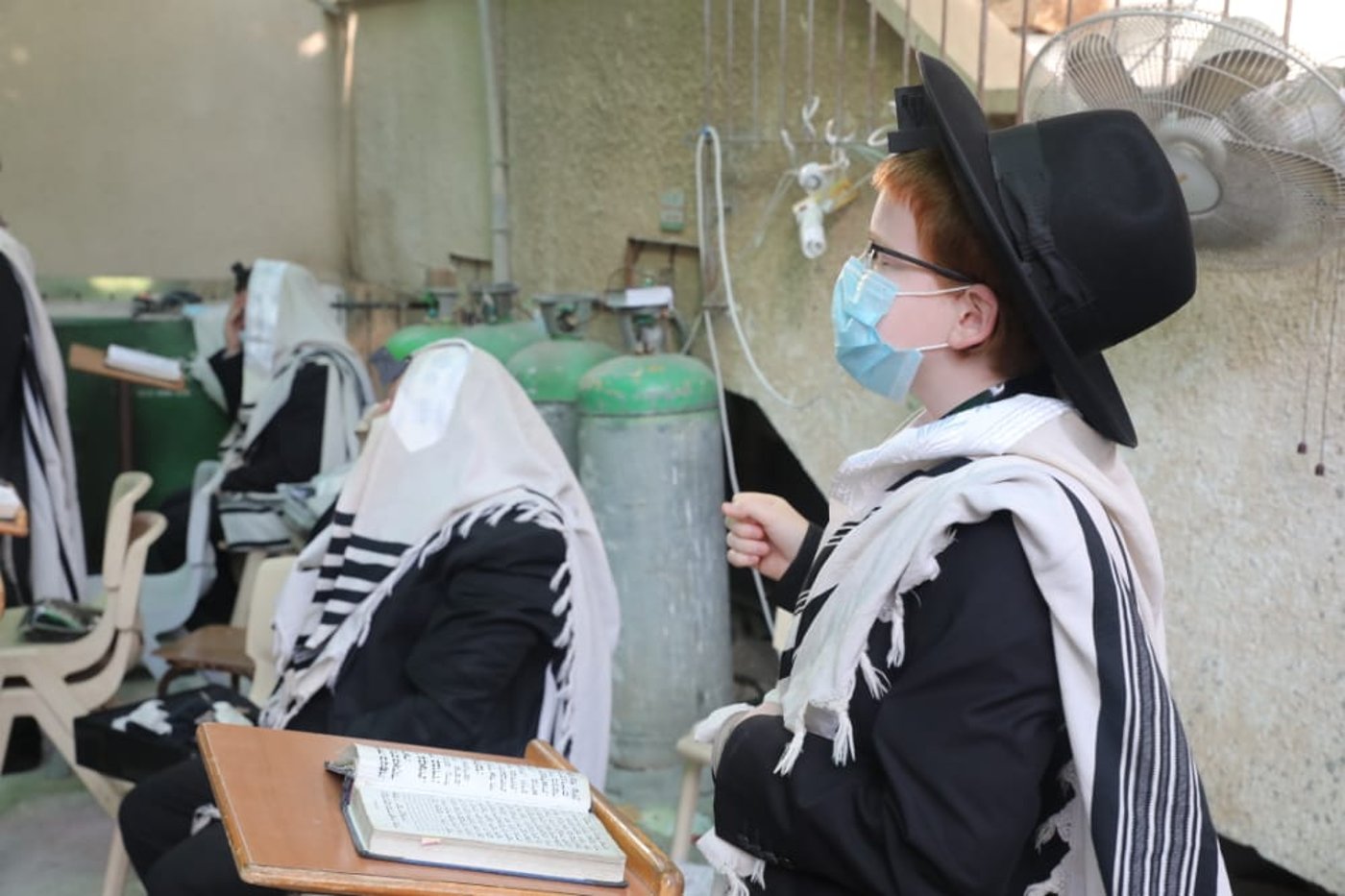 דרך החלון: המניין הייחודי של הגאון רבי דב לנדו • צפו