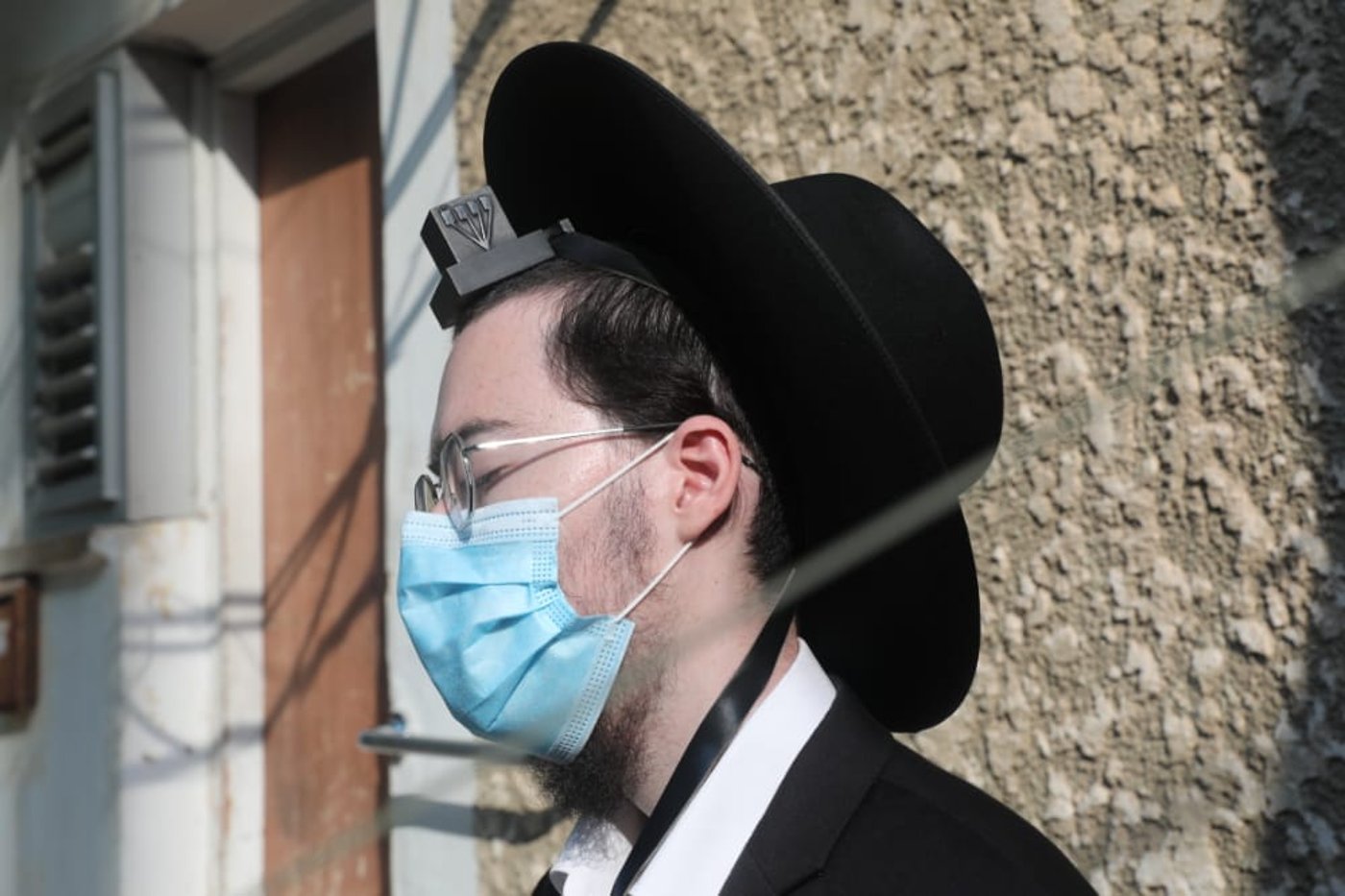 דרך החלון: המניין הייחודי של הגאון רבי דב לנדו • צפו