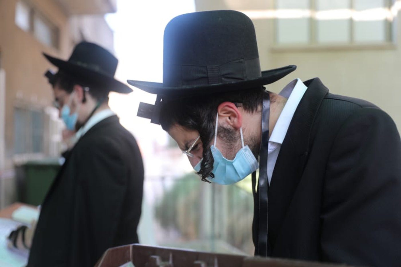 דרך החלון: המניין הייחודי של הגאון רבי דב לנדו • צפו
