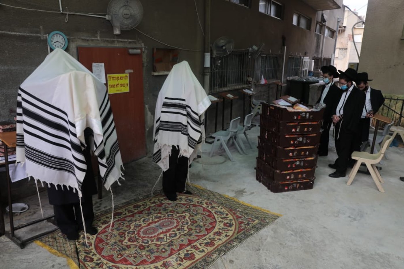 דרך החלון: המניין הייחודי של הגאון רבי דב לנדו • צפו