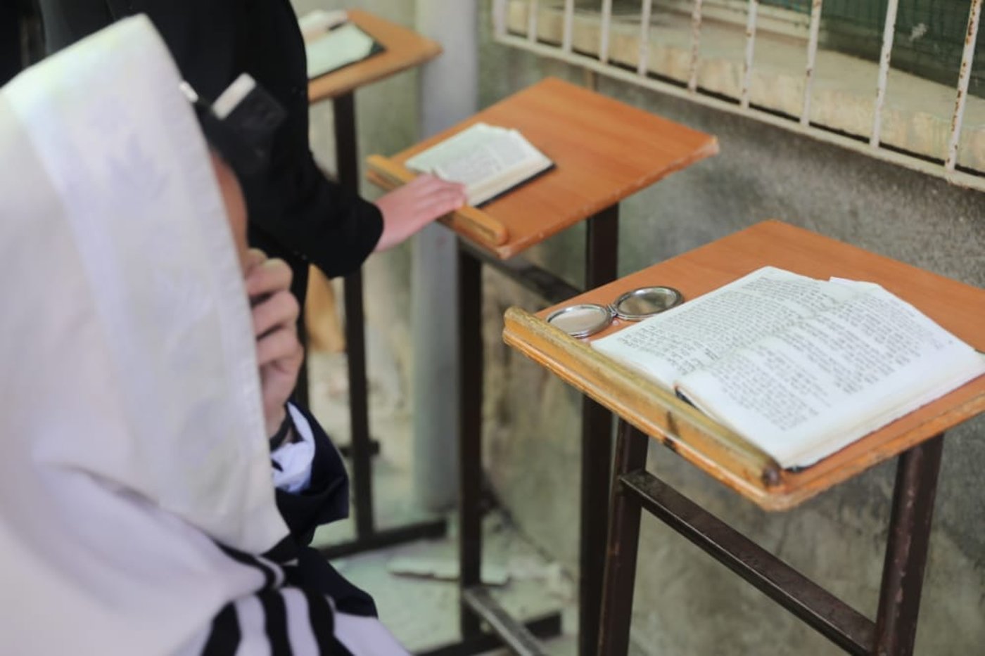 דרך החלון: המניין הייחודי של הגאון רבי דב לנדו • צפו
