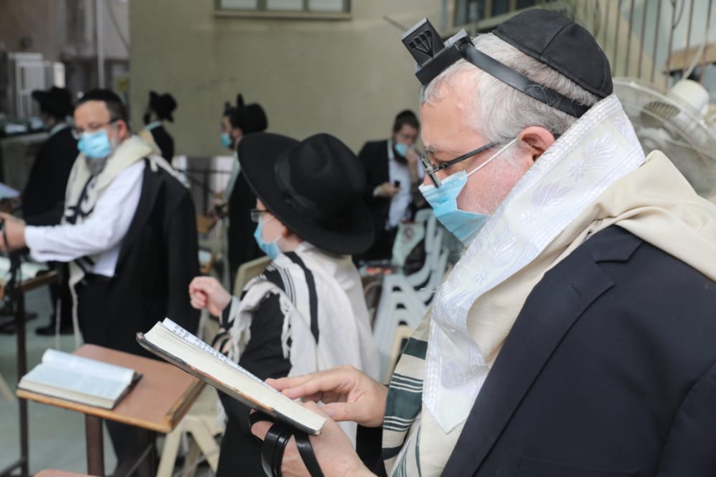 דרך החלון: המניין הייחודי של הגאון רבי דב לנדו • צפו