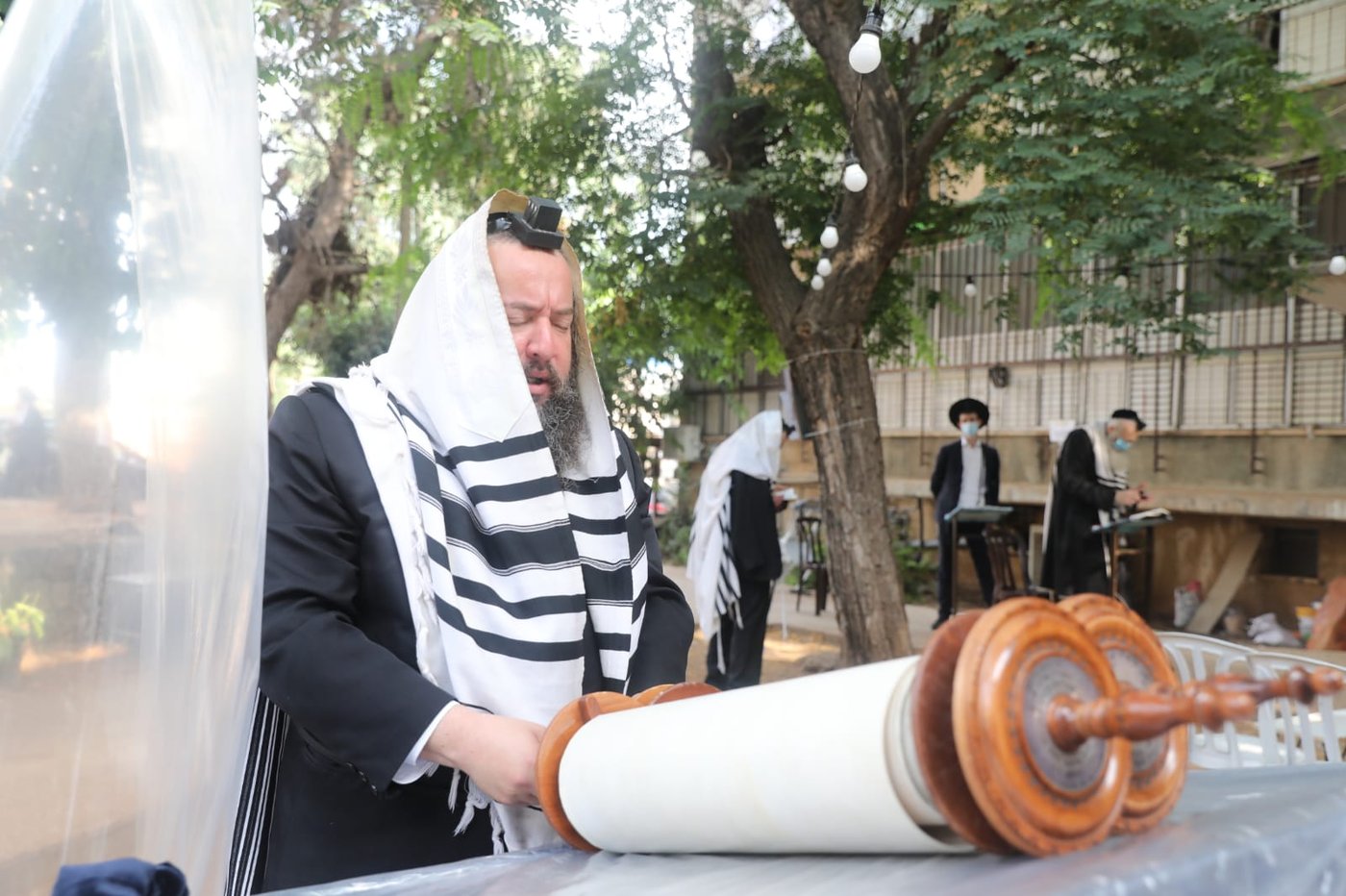 ה'חזונאישניקים' חזרו למנייני החצרות • צפו