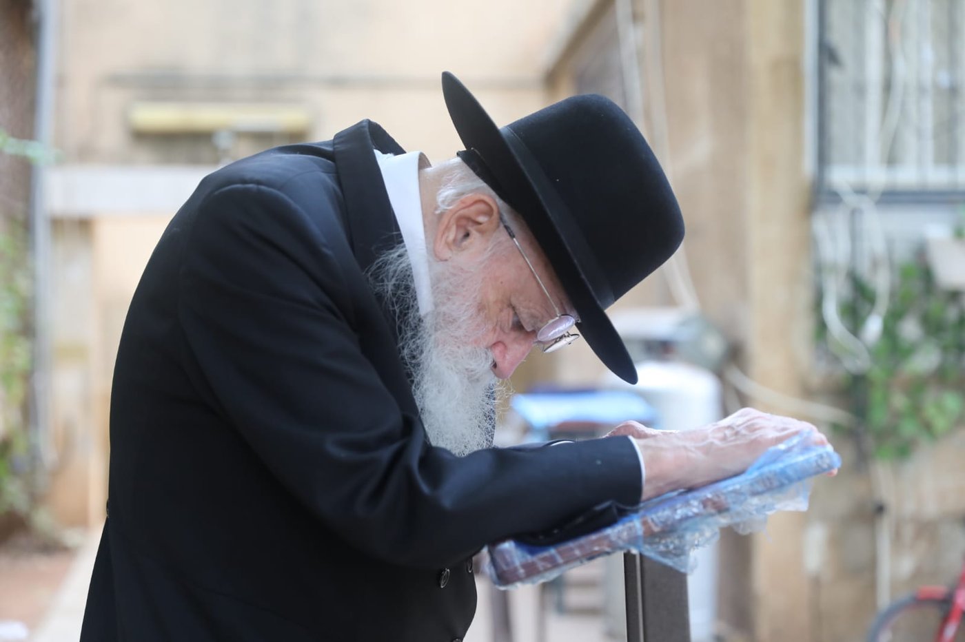 ה'חזונאישניקים' חזרו למנייני החצרות • צפו