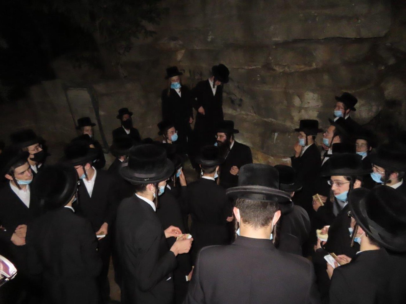 בחורי ישיבת סערט ויז'ניץ במערת רשב"י בפקיעין. תיעוד