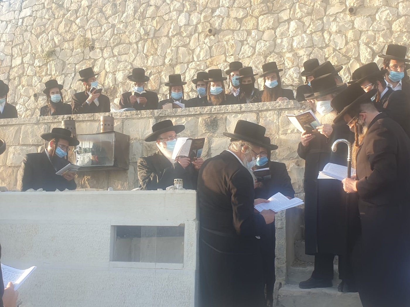 עם מסכה: הרבי מצאנז עלה לציון גיסו • צפו