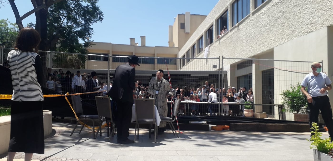 מרגש: הרב קוק קיים מצוות פדיון הבן במלונית הקורונה • צפו