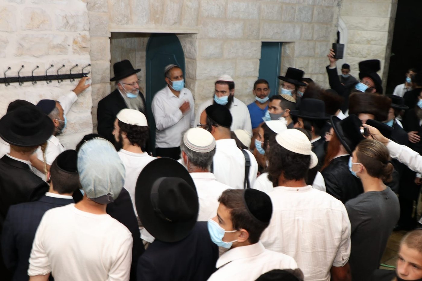 למרות הקורונה: פרצו את חלונות מקווה האר"י - וטבלו