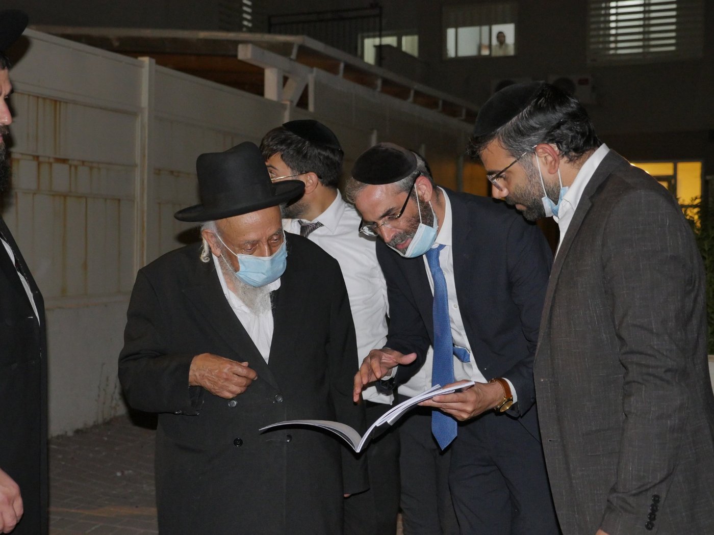 הגר"ש בעדני ריגש את השוטרת: תברכי אותי