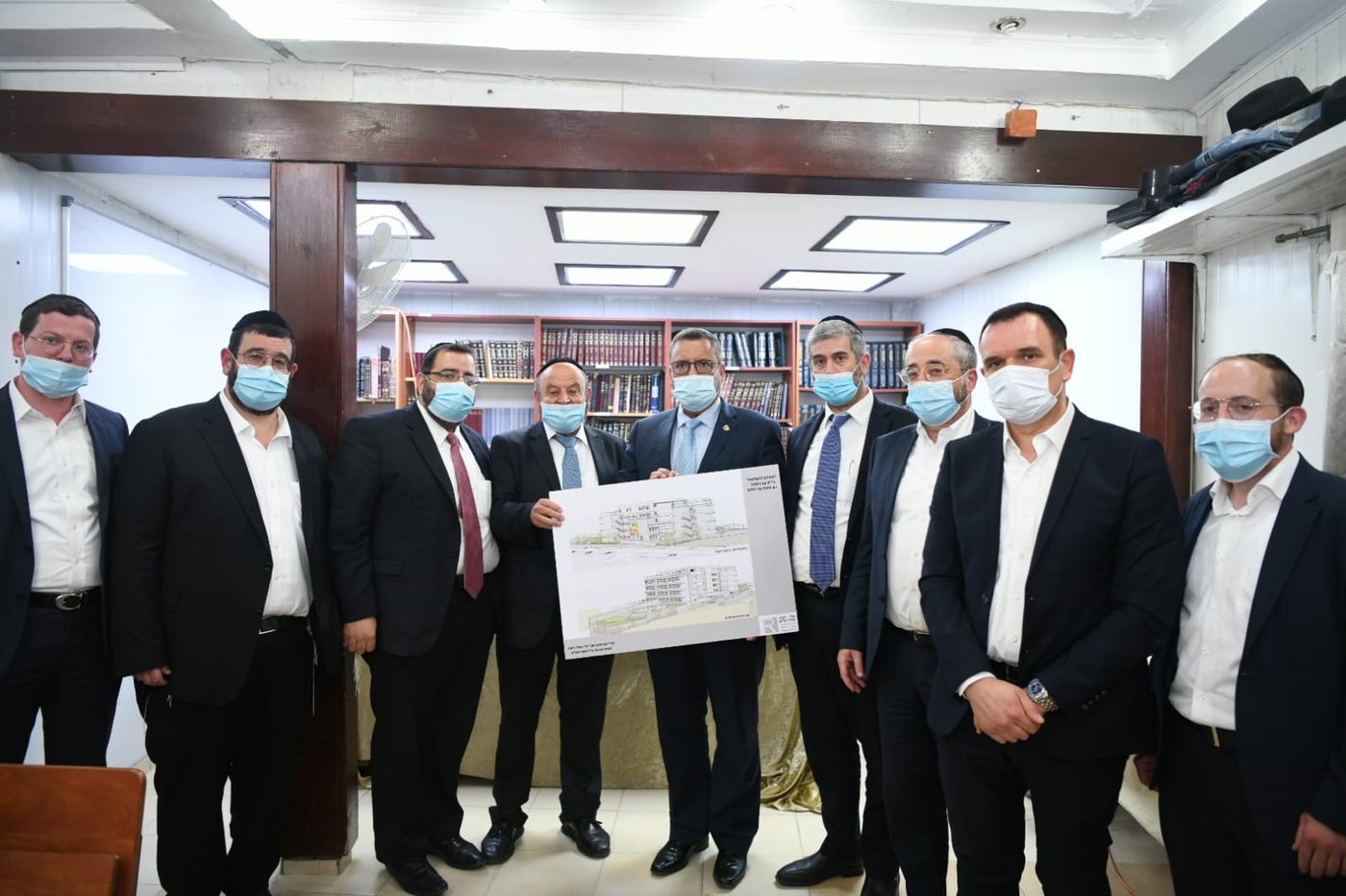 ליאון וחברי מועמת העיר עם תוכניות הבנייה