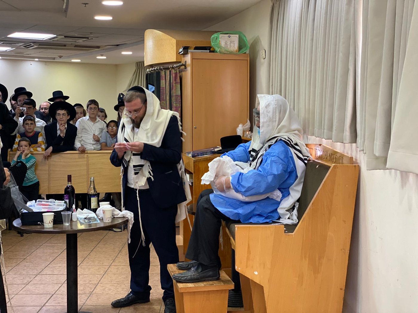 התרגשות במלונית: האבא התמגן ושימש סנדק בברית לבנו